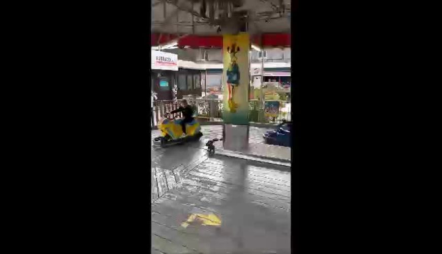 ماشین سواری فرزندان سام درخشانی شهر بازی خارج از کشور / چه بچه های ناز و گوگولی داره