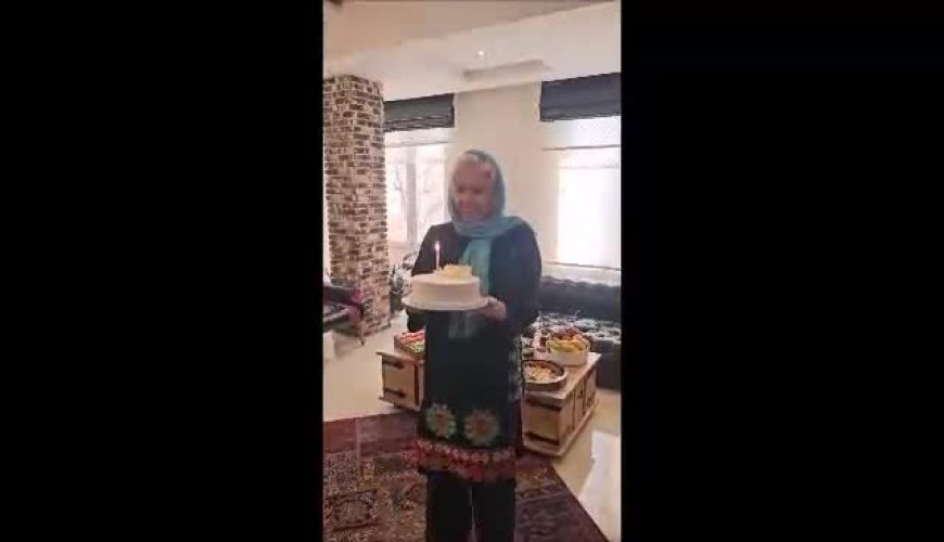 جشن تولد ساده و خودمونی افسانه چهره آزاد مادر پارسای دلدادگان در 52 سالگی / ساده و دوستداشتنی