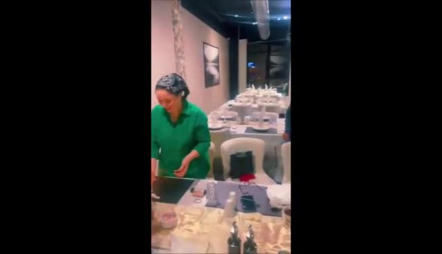 سورپرایز تولد 52 سالگی ژاله صامتی بازیگر زیرخاکی با تِم همکاران و دوستان / اصلا این سن و سال بهش نمیاد