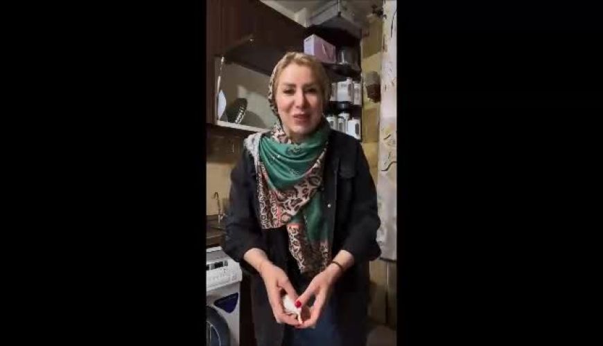 حال خوب آرزو جعفرپور گوینده زن مشهور رادیو بعد از دریافت جایزه در خانه اش / این صدا واقعا به دل میشینه