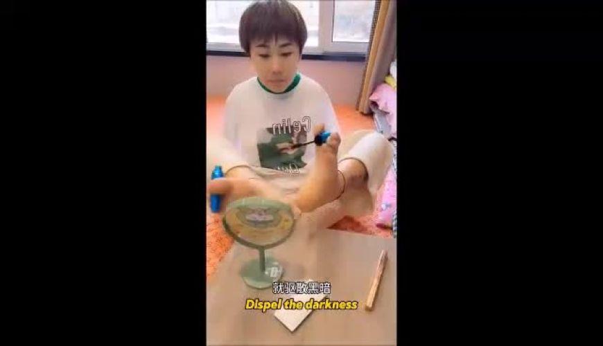 فیلمی زیبا از لباس پوشیدن و آرایش کردن روزمره  یک زن بدون داشتن دو دست !