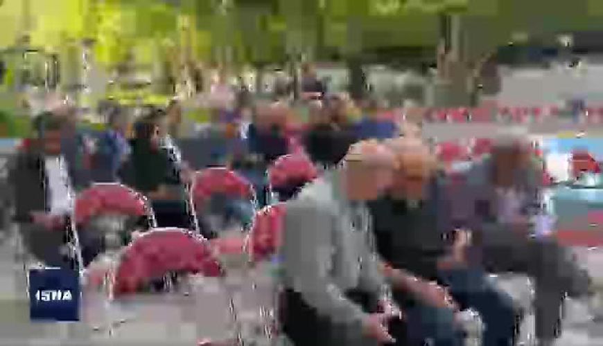 چیدمان میز تولد 73 سالگی کیانوش عیاری در عین سادگی زیبا و شیک / حضور متفاوت رضا عطاران در این جشن