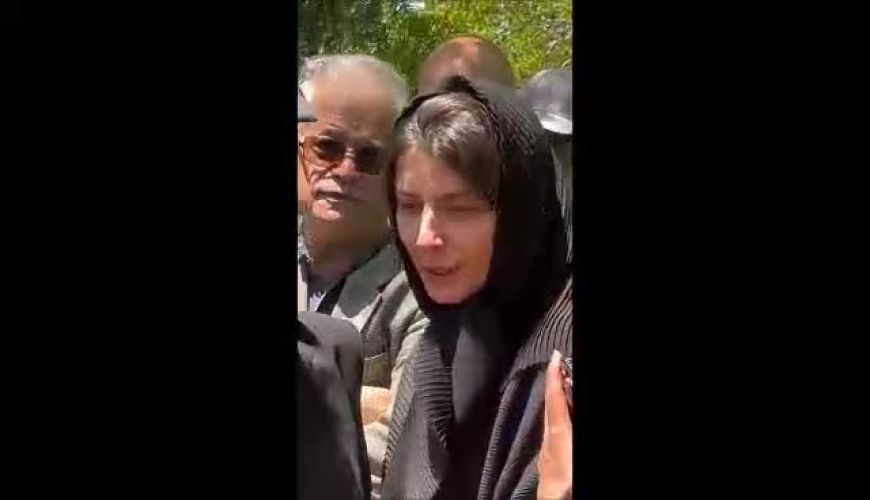 لیلا حاتمی، دقایقی پیش در مراسم خاکسپاری مادرش مرحومه زری خوشکام
