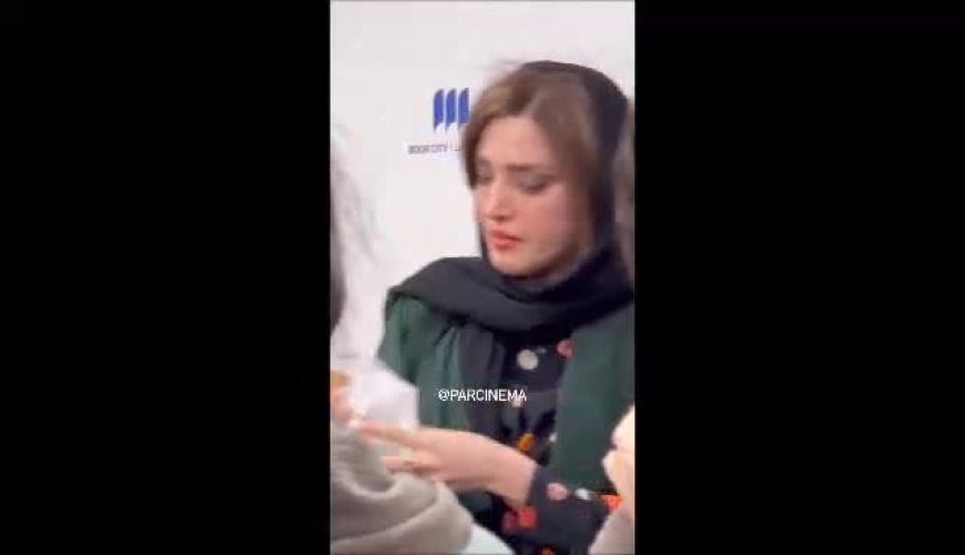 اشک های بهنوش طباطبایی در سوگ استادش آتیلا پسیانی در مراسم رونمایی از کتاب «رگ تاک»  / یتیم شدم!