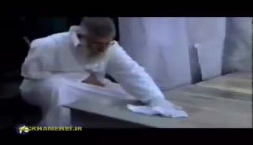  فیلم قدیمی از تعویض ضریح مضجع شریف حضرت امام رضا (ع) با حضور رهبر انقلاب در سال ۱۳۷۹