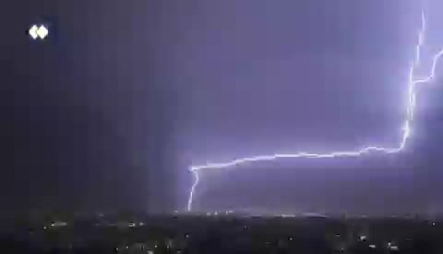 شکار لحظۀ پدیدارشدن رعدوبرق در آسمان تهران