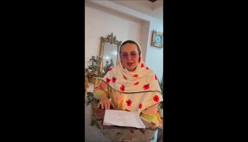 گوشه ای از دکوراسیون اصیل و شیک خانه آزیتا ترکاشوند با ست آینه و شمعدان نقره