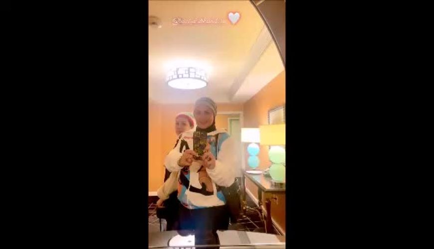 نمایی از دکوراسیون پر نور خانه لاله اسکندی با دو آباژور خاص که جلب توجه کرد / مهمان بازی خانم بازیگر و خواهر