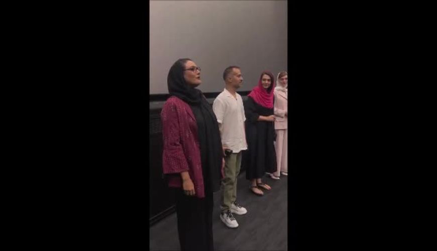 نگاهی به لباس زیبا و ساده شبنم مقدمی در اکران فیلم خجالت نکش / شیطنت های بامزه داور صداتو جلب توجه کرد