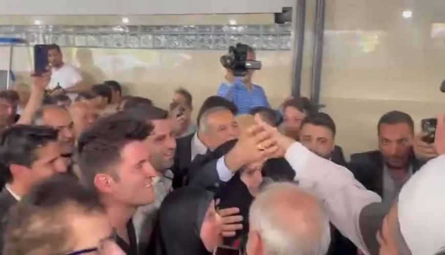 حضور پزشکیان به همراه دخترش  در میان استقبال هوادارانش