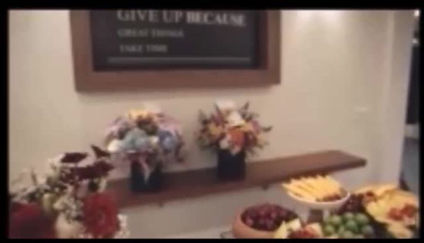 نگاهی به گل آرایی زیبا و کیک تولد سه طبقه نسرین  مفانلو با چیدمان شیک در جشن تولد 54 سالگی اش