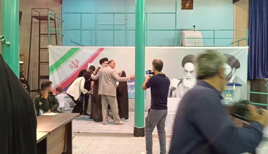 حضور سیدیاسر خمینی نوه امام و دختر کوچکش در پای صندوق رای / لحظاتی از عشق به وطن و آرمان‌های انقلابی