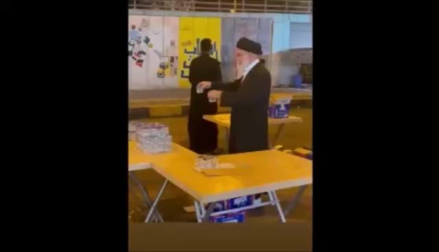 شباهت بینظیر یک روحانی سالخورده به مقام معظم رهبری در کربلا + ویدیو / خدمت‌رسانی صمیمانه به زائران 