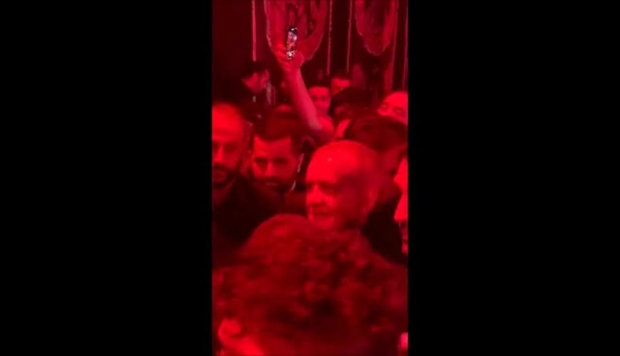 هجـوم مردم برای سلفی گرفتن با مسعود پزشکیان در امام‌زاده صالح ، مراسم تاسوعای حسینی