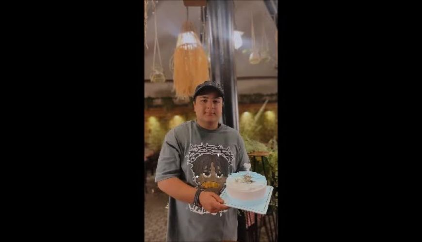 هجدهمین سال تولد محمدرضا شیرخانلو  پوریا مشتاق سریال دودکش با تغییرات زیاد در چهره اش / رونمایی آقای بازیگر از مینی کیک شکلاتی اش