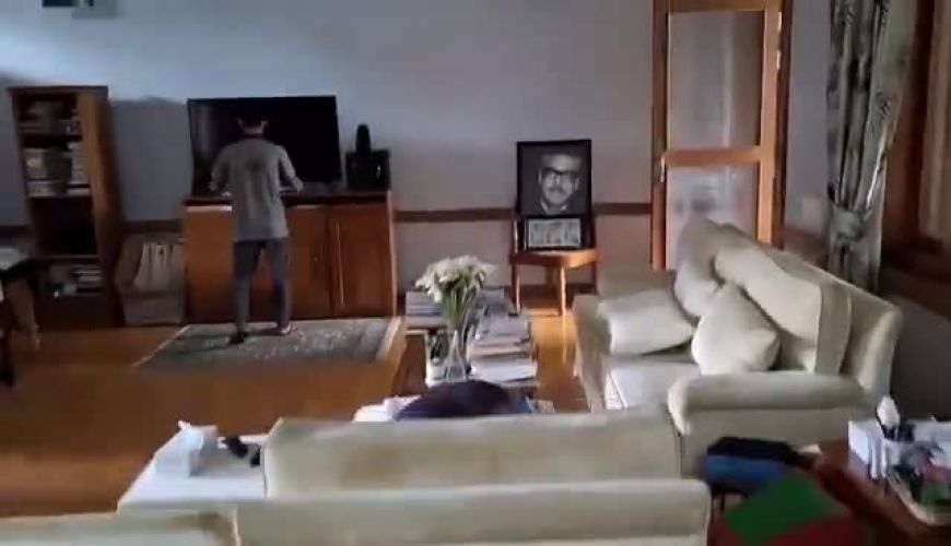 شهروندان در اتاق خواب نخست‌وزیر فراری بنگلادش