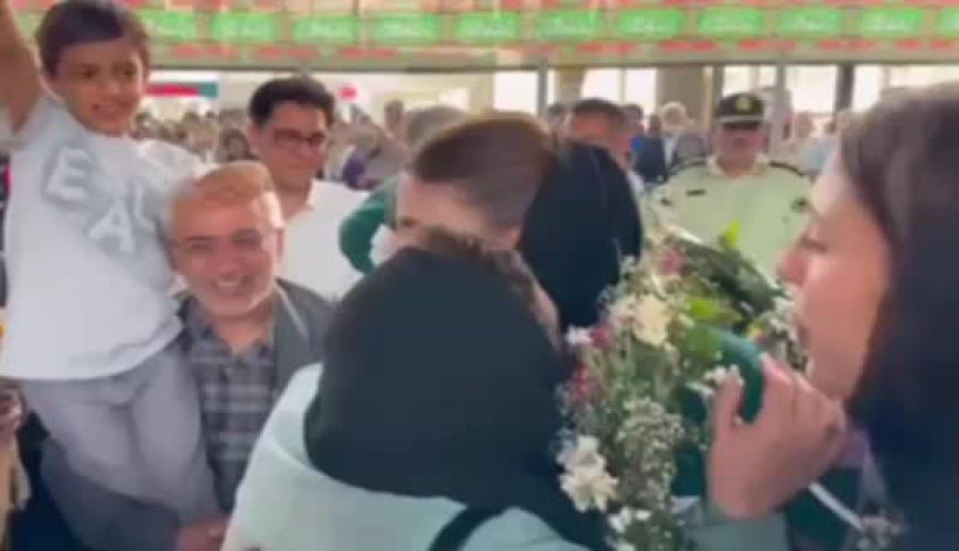 بوسه ناهید کیانی بر دستان پدرش در مراسم استقبال از مدال‌آوران تکواندو در المپیک پاریس 