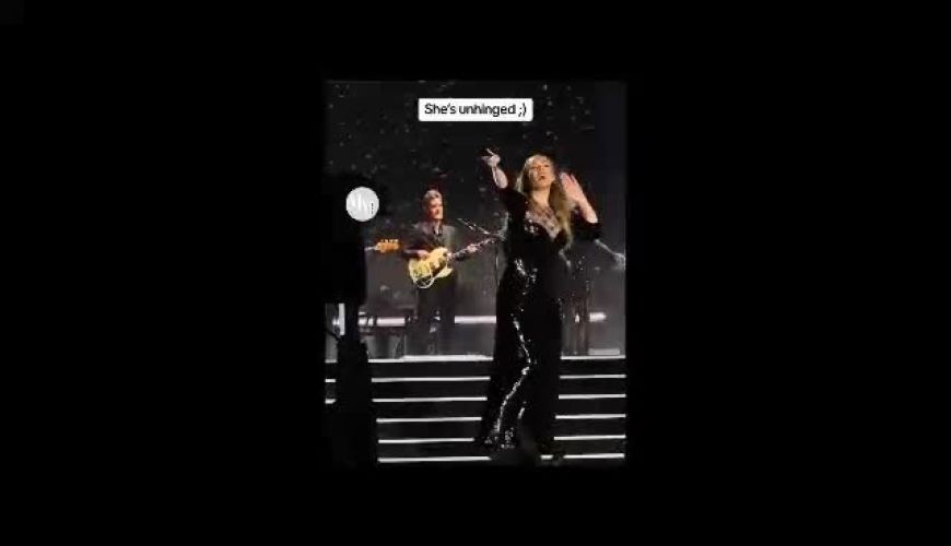 کنسرت ادل در باران سیل آسا و کفش هایش در این کنسرت حسابی وایرال شده 