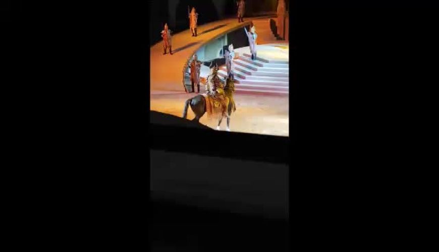 امیر آقایی با دست شکسته سوار بر اسب در نمایش «نبرد رستم و سهراب»