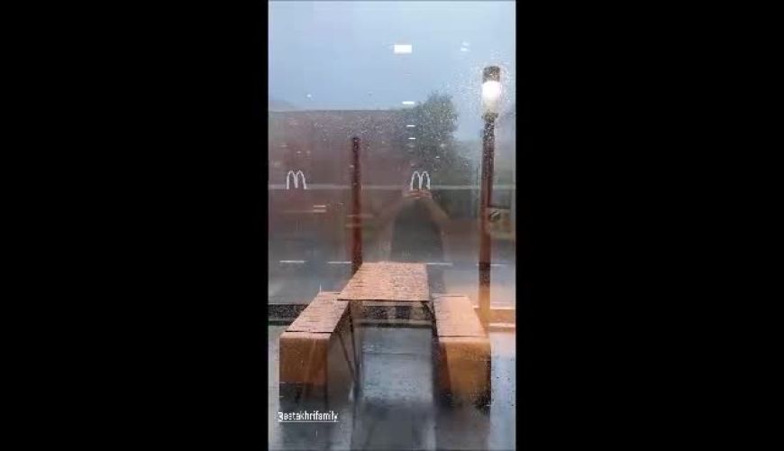 غافلگیری شاهرخ استخری و خانواده اش از بارش بی‌سابقه و برق‌آسای باران در بلژیک / 