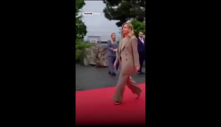 عجیب اما واقعی؛ نخست‌وزیر آلبانی برای ملونی زانو زد!