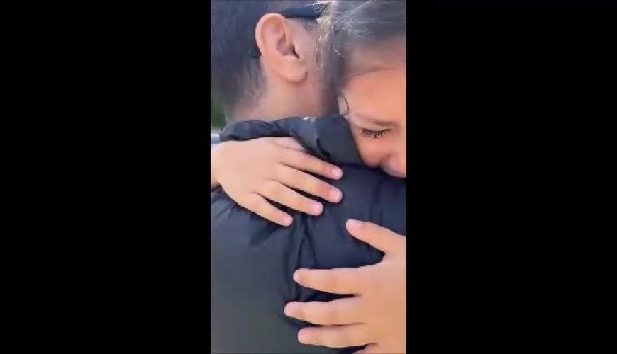 لحظه ناب دیدار دوباره شاهرخ استخری با دخترانش پناه و نبات؛ اشک‌ها، لبخندها و آغوشی که پس از دلتنگی معنا یافت