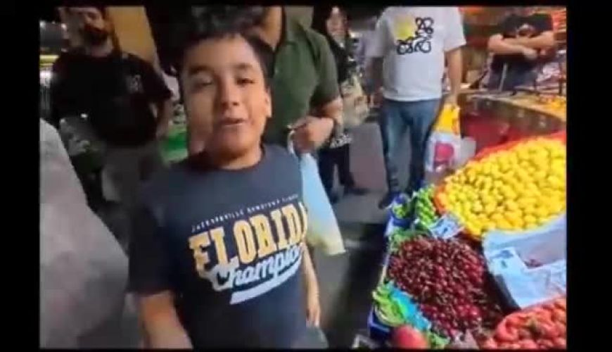 شگفتی توریست آمریکایی از تسلط پسر بچه ایرانی به زبان انگلیسی / پدرش از خوشحالی بغض می‌کند