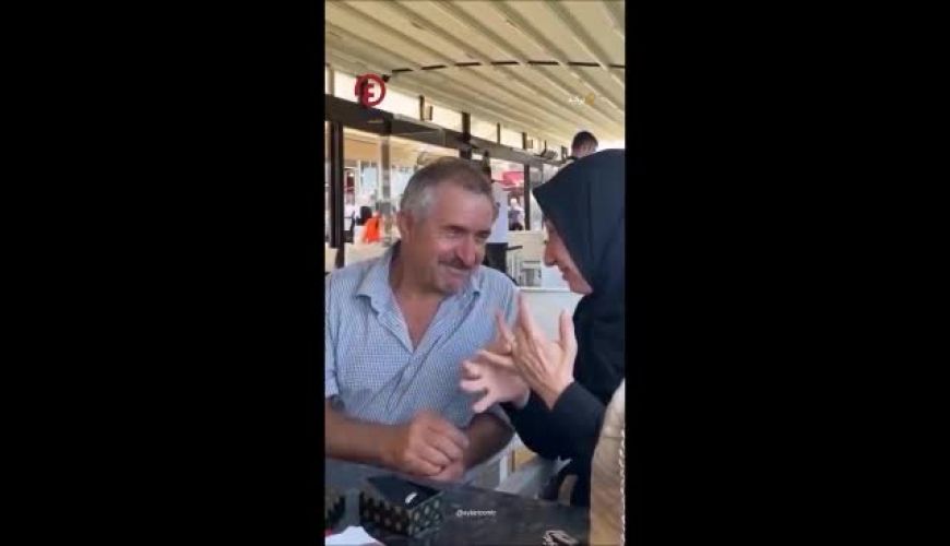 اقدام احساسی و متفاوت یک جوان برای قدردانی از پدر و مادرش پس از دریافت اولین حقوقش