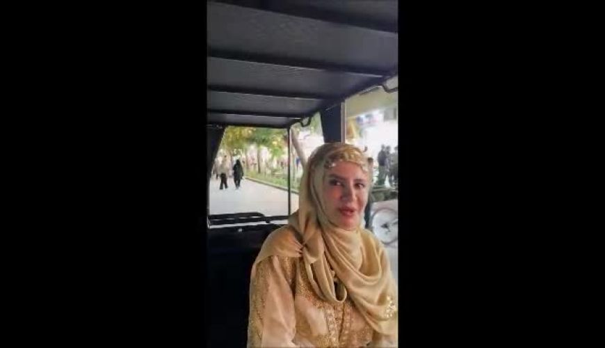 تصاویری آرامش‌بخش از گشت‌وگذار ملیکا زارعی با ماشین برقی در چهارباغ