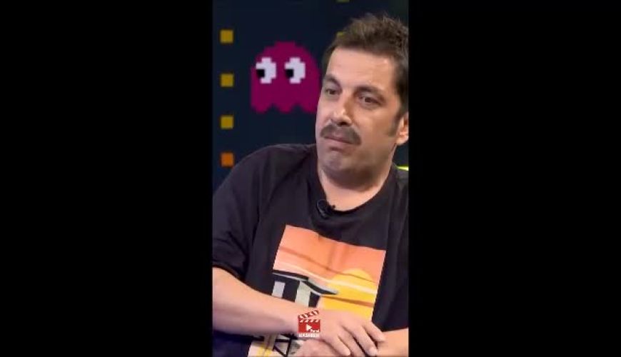  شوخی عباس جمشیدی‌فر با اسکناس دلار!  ویدیو پربازدید عباس جمشیدی‌فر ;کمدین معروف ایران با مقایسه دلار و ریال، پرده از بحران کاهش ارزش پول ملی برداشت!