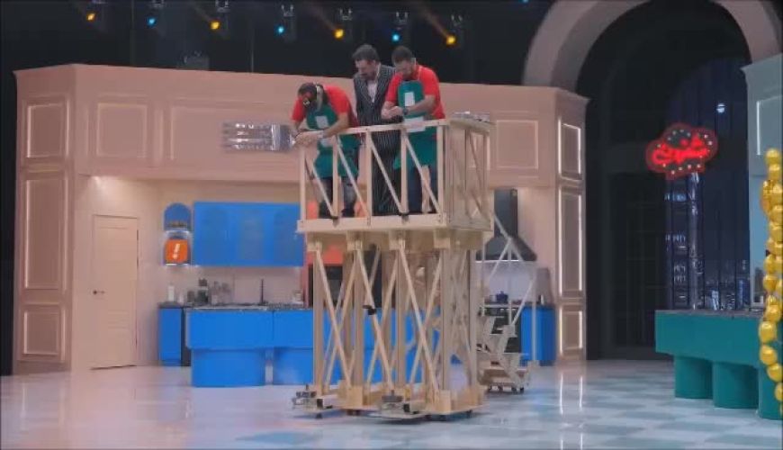 سقوط مهران غفوریان از بالای دکور یک برنامه شبکه نمایش خانگی