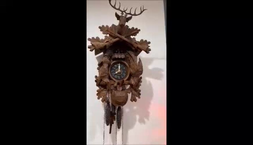 راز ساعت دیواری خانه الهام پاوه‌نژاد؛ هدیه‌ای از پدر مرحومش که هنوز با صدای تیک‌تاکش خاطرات را زنده نگه می‌دارد