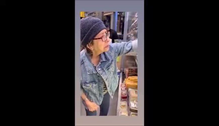 همسر زنده یاد خسرو شکیبایی در حال خرید از یک فروشگاه