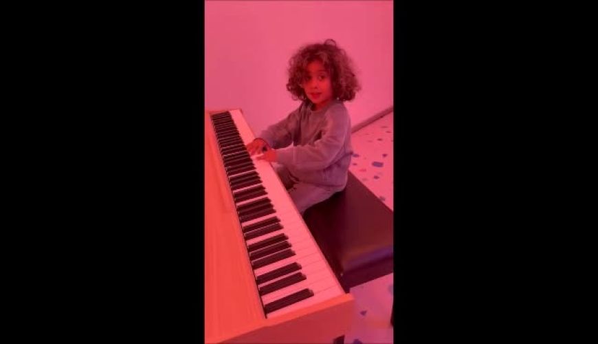 ورود شتابزده ی آرتام ،  پسر مهرادجم به عرصه موسیقی !! فکر کردم میخواد یه ترانه از باباش  بخونه !