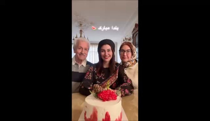 یلدای نیلوفر استخری در کنار پدر و مادرش