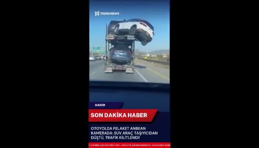 سقوط خودروی از روی تریلی خودروبر در بزرگراه