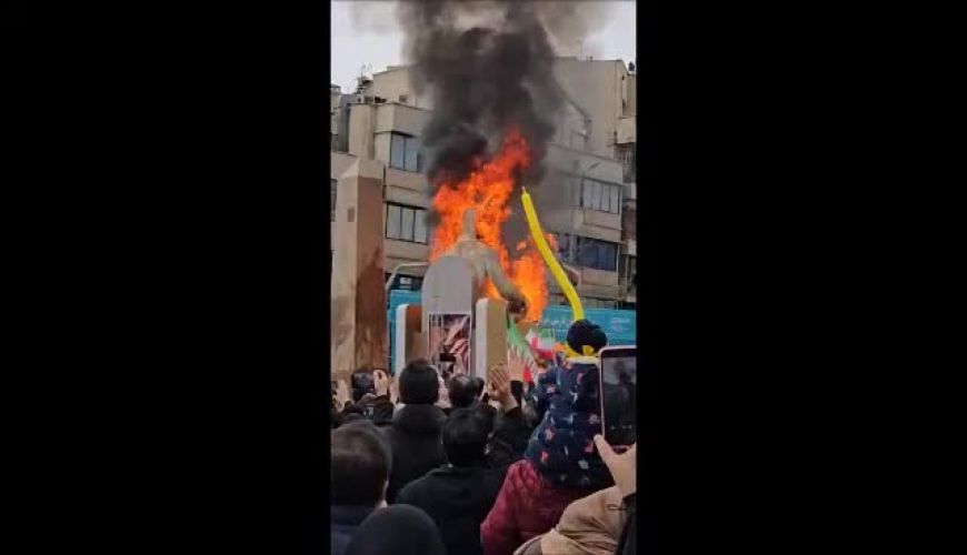 به آتش کشیدن بت بعل نماد شیطان در مراسم ۲۲ بهمن تهران