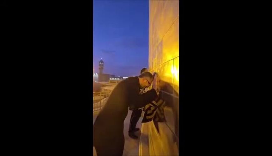 حال‌‌وهوای خادمان هنگام تعویض پرچم گنبد حرم امام رضا 