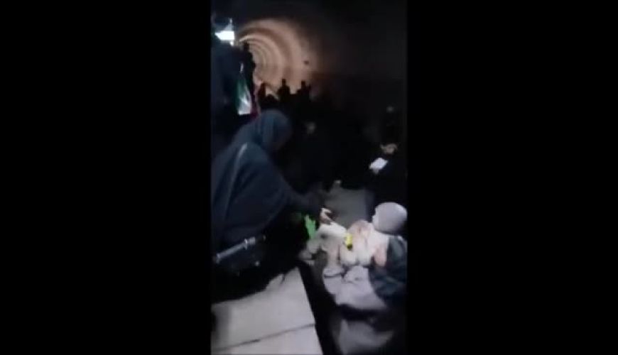 کارمند شریف متروی اصفهان خود را پله کرد تا بانوان راحت به بالای سکو بروند