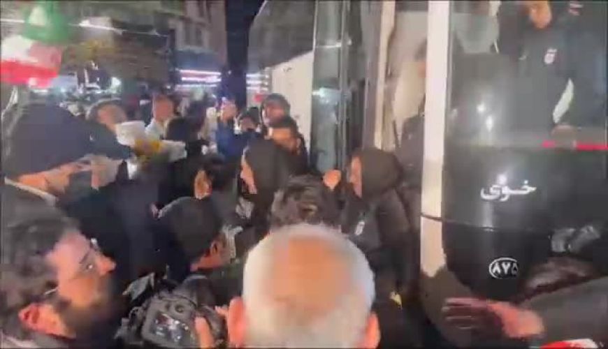 تصاویری از ورود تیم ملی فوتبال بانوان به میدان ولیعصر