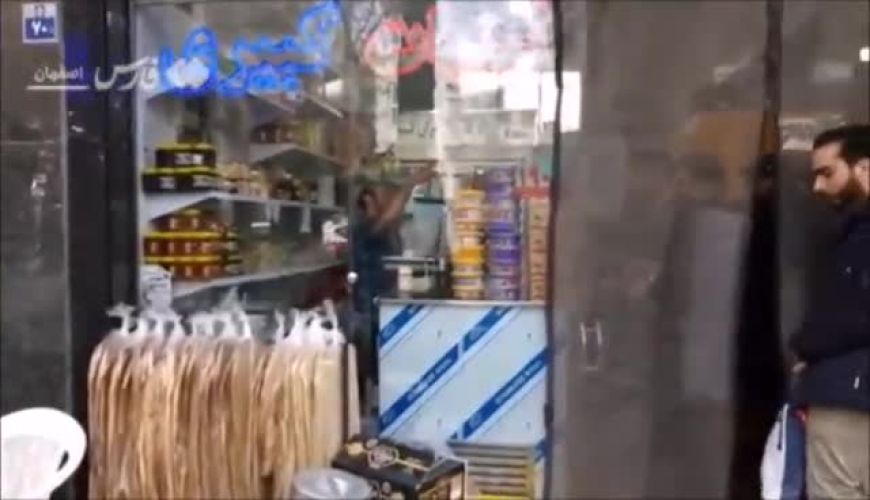 نصب پرچم ایران برای کسبه اصفهانی