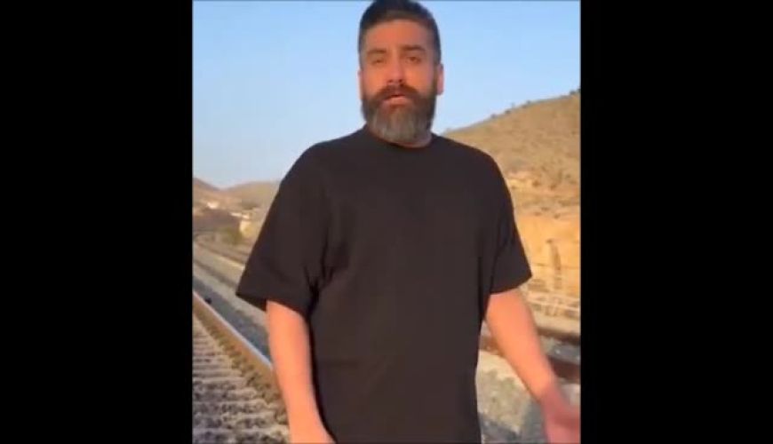علی زندوکیلی با حضور بر روی خطوط ریلی از وطن خواند
