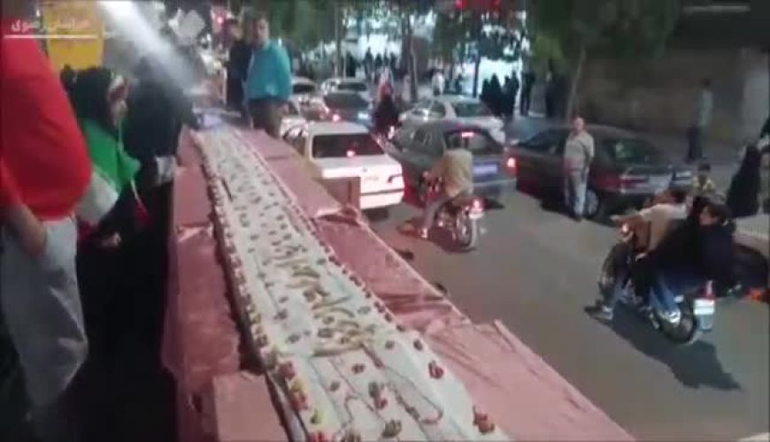 آماده‌سازی کیک ۱۱۰ متری در مشهد همزمان با شب ولادت امام رضا(ع)