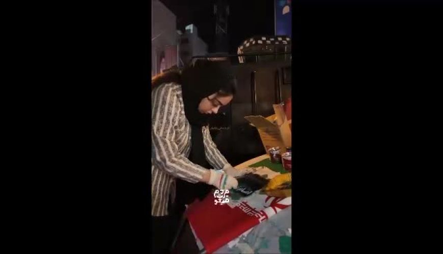 شابلون‌زدن شبانه یک خانم در خیابان‌های تهران