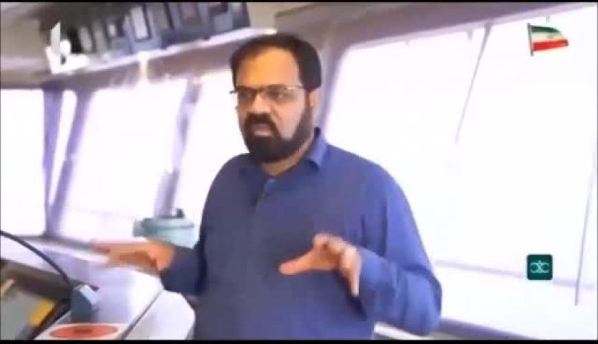  اقامه نماز امام جمعه هرمز روی کشتی آمریکایی!