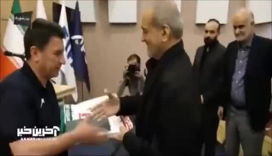  شوخی پزشکیان حین گرفتن عکس یادگاری با پیراهن تیم ملی