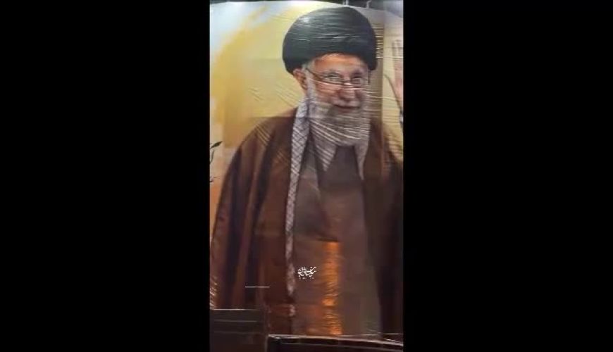 نصب مجسمه مشت گره شده رهبر شهید در میدان انقلاب