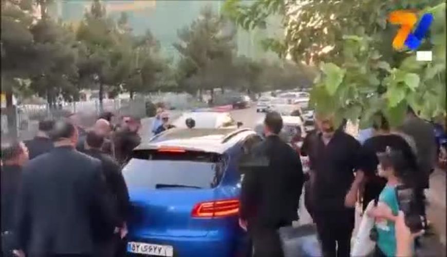 ازدحام جمعیت در ورود علی دایی به تالار وحدت